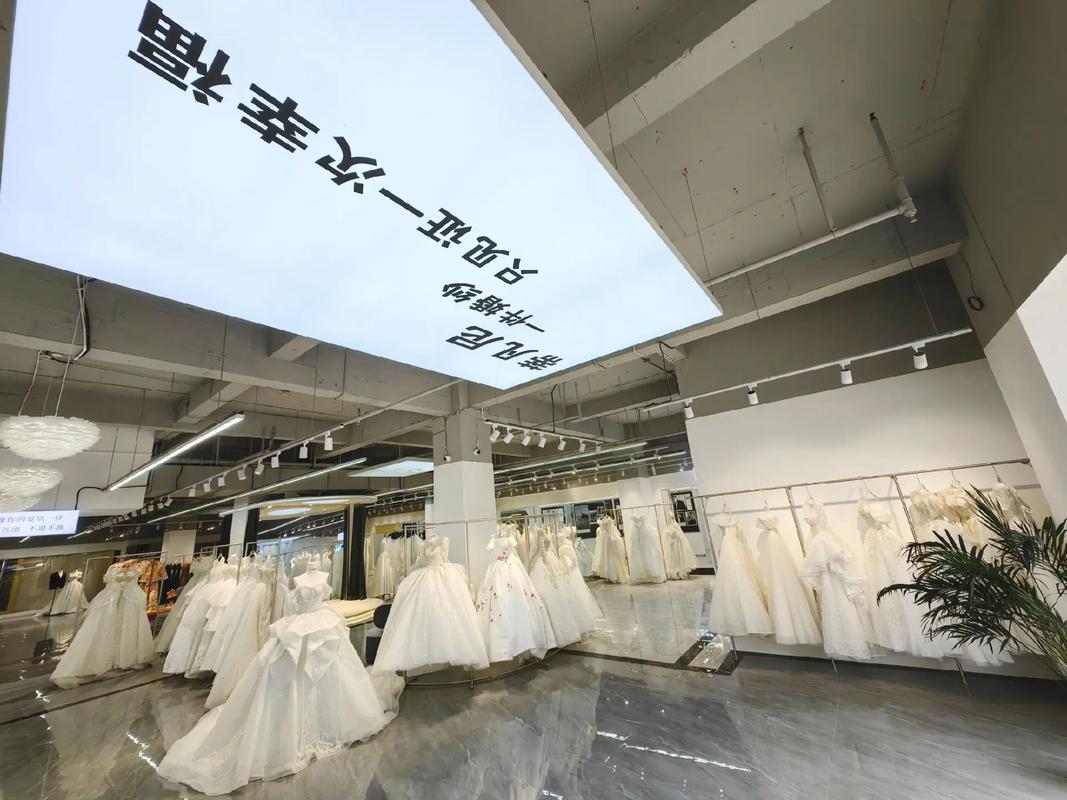 批发市场里的秘密花园 一家婚纱工厂店与它背后的婚庆礼仪服务